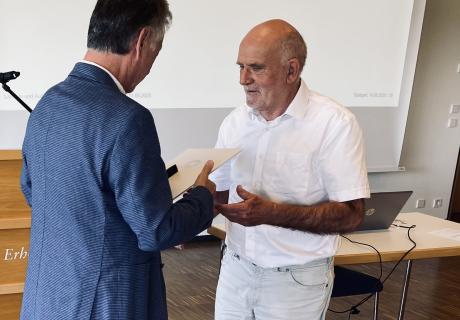 Für 15 Jahre Ehrenamt im WEISSEN RING wurde unser Mitarbeiter Detlef Behnke mit der Urkunde und einer Ehrennadel durch den Landesvorsitzenden Hartmut Grasmück geehrt.