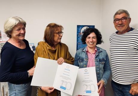 Für 20 Jahre Ehrenamt im WEISSEN RING (Katja Ravat 3. von links) und 10 Jahre Ehrenamt im WEISSEN RING (Claudia Schmitz 2. von links) wurden unsere Mitarbeiterinnen mit der Urkunde und einer Ehrennadel durch die Außenstellenleiterin Monika Toussaint und deren Vertreter Bruno Bösch geehrt.